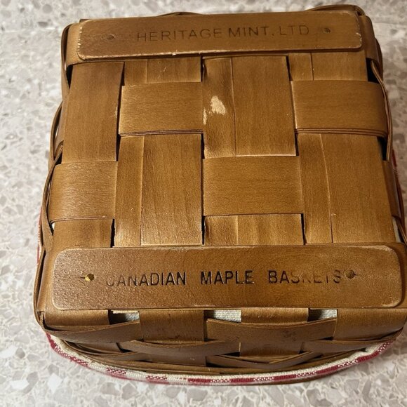 Heritage Mint Ltd Canadian Maple Basket With Lid & Liner Red & White Checkered - Picture 9 of 16